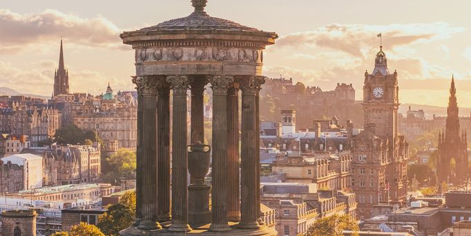 Die Skyline von Edinburgh erstreckt sich mit vielen Kirchen unter dem abendlichen Himmel.