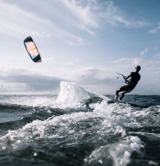 Ein Kitesurfer auf dem offenen, rauen Meer.
