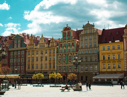 Valentinstag 2026: Eine historische, bunte Häuserfassade unter blauem Himmel
