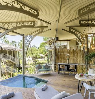 Außergewöhnliche Hotels: Offener Innenbereich eines Baumhauses mit Pool
