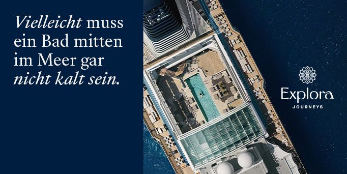 Landschaft mit lila Blumen und Sonnenuntergang im Hintergrund.