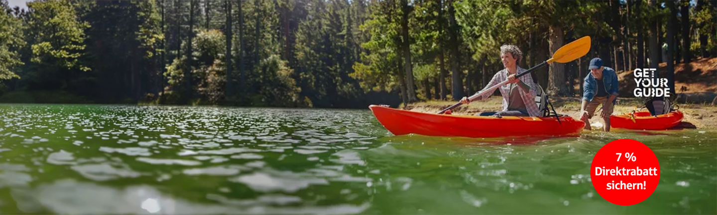 Eine Bucht mit türkisem Wasser und weißem Sandstrand..