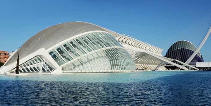 Ein modernes Gebäude in der Ciudad de las Artes in Valencia.