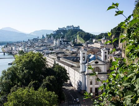 Valentinstag 2026: Das Panorama von Salzburg im Sommer, mit Burg