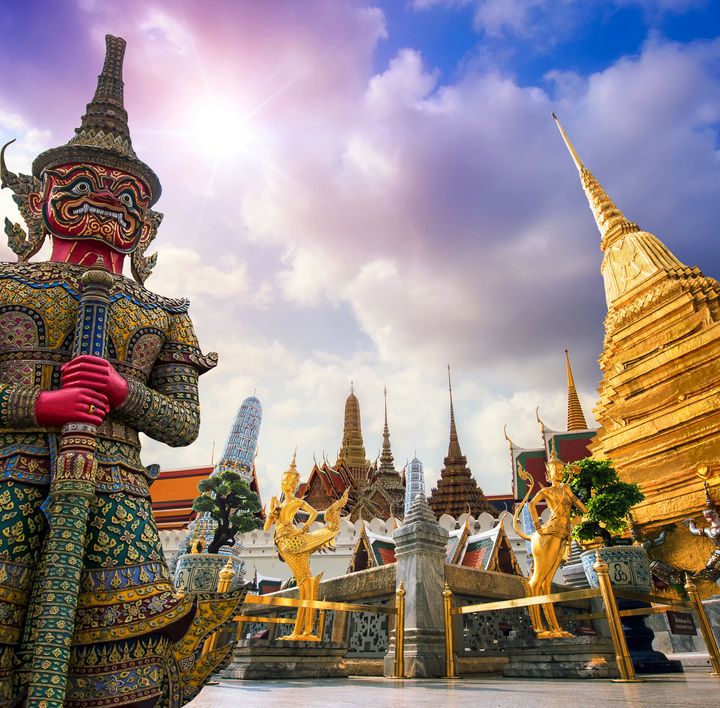 Buddhistische Tempellandschaft mit goldenen Kuppeln und drachenähnlichen Figuren,
