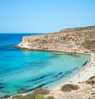 Reisetrends 2026: Eine mediterrane Bucht zwischen Felsen