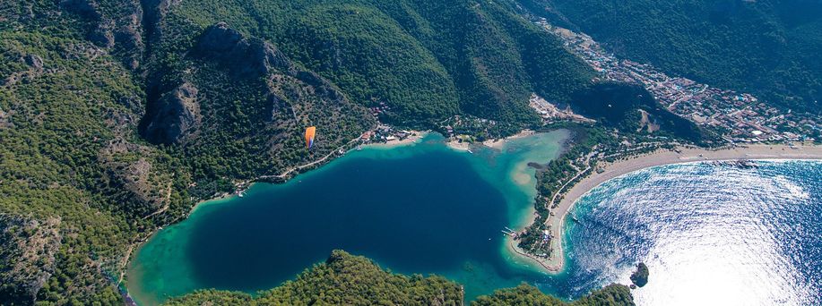 Luftaufnahme von einer von Pinien geprägten Berglandschaft am Ufer des türkischen Mittelmeers.