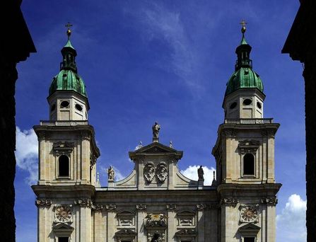 Eine imposante Kirche in Salzburg unter blauem Himmel