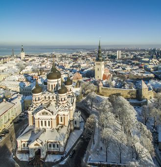 Luftaufnahme vom schneebedeckten Tallinn mit blauem Himmel