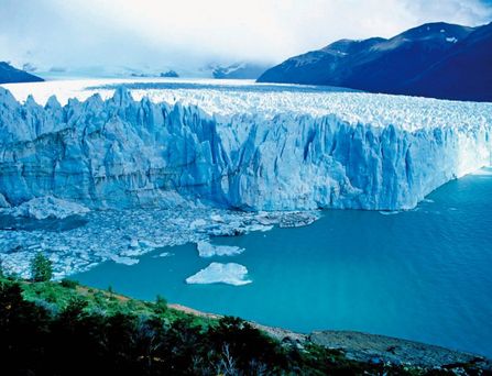 Eine riesige steile Eisschicht bricht ins azurblaue Meer