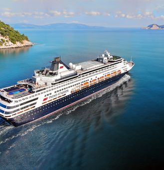 Alle Reiseziele: Die "VASCO DA GAMA" der Reederei "nicko Cruises" gleitet auf glattem Wasser dahin