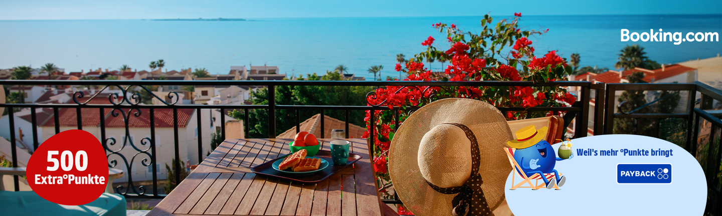 Dachterrasse Aussicht blauer Himmel, Tisch mit Frühstücksteller und Sonnenhut der am Stuhl hängt