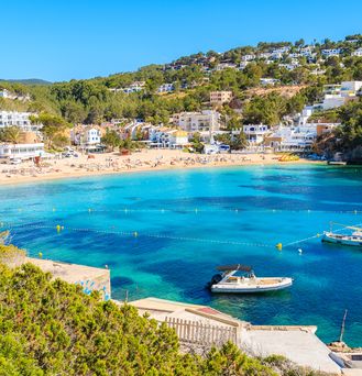 Eine wunderschöne kleine mediterrane Bucht mit blau, türkisem Wasser und einigen anliegenden Booten.