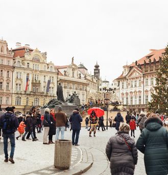 Auf einem belebten Markplatz befindet sich ein Weihnachtsbaum