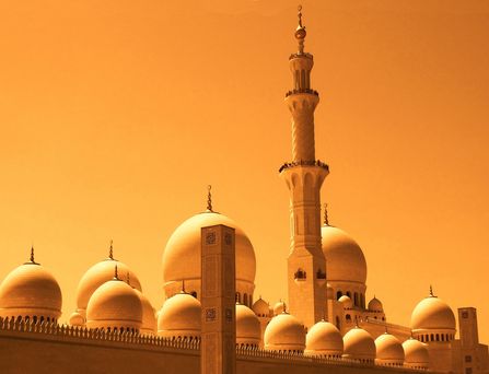 Reiseziele weltweit: Die Sonne taucht die Kuppeln einer Moschee in goldenes Licht