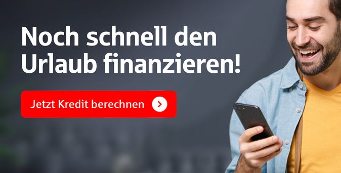 Junger Mann, mit gelbem Koffer in der einen und Handy in der anderen blickt lächelnd auf sein Smartphone. Er ist in Aufbruchsstimmung. Text auf dem Bild: Noch schnell den Urlaub finanzieren! Auf einem roten Button "Jetzt Kredit berechnen".