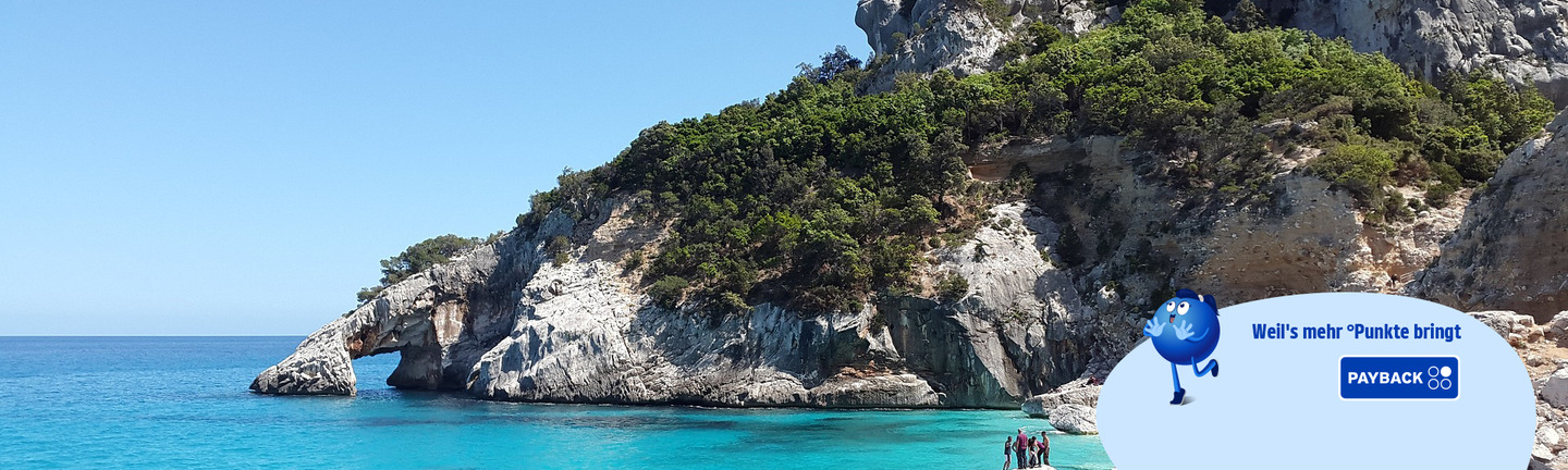 Eine Bucht mit türkisem Wasser und weißem Sandstrand..