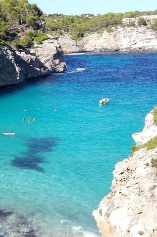 Der schönste Strand Mallorcas "Caló des Moro" mit türkisem Wasser, von Felsen eingerahmt und wenigen Badenden