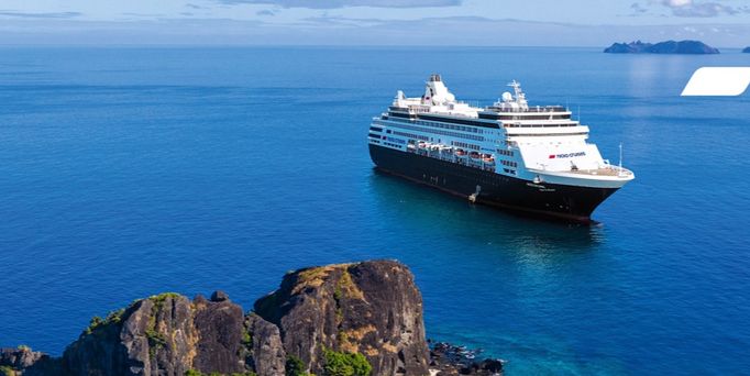 Das Schiff VASCO DA GAMA gleitet auf dem türkis-blauen Meer dahin.