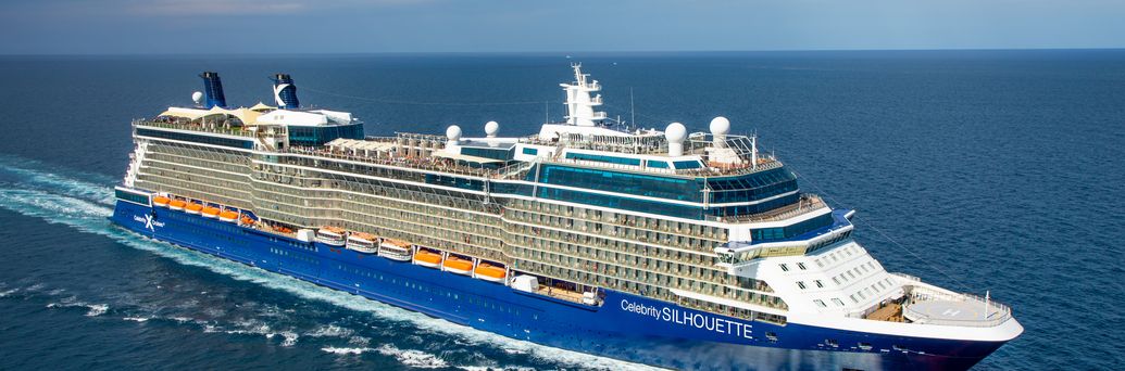 Ein mittelgroßes Kreuzfahrtschiff auf dem tiefblauen Meer.