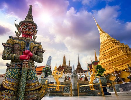Buddhistische Tempellandschaft mit goldenen Kuppeln und drachenähnlichen Figuren,