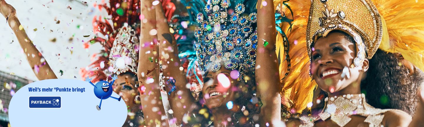 Karneval: 3 brasilianische Samba Tänzerinnen, mit traditionellem Kostüm stehen lachend nebeneinander und werfen glitzerndes Konfetti in die Luft.