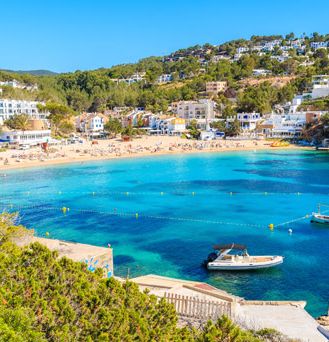 Eine wunderschöne kleine mediterrane Bucht mit blau, türkisem Wasser und einigen anliegenden Booten.